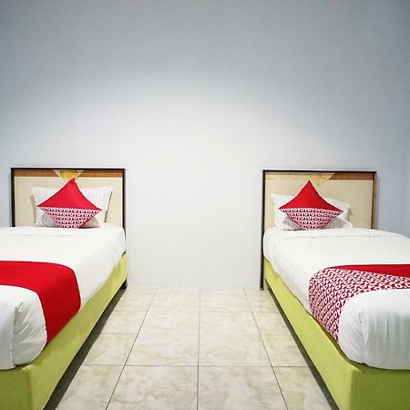 OYO 754 Nur Aziziah Guest House Syariah Balikpapan  Bagian luar foto