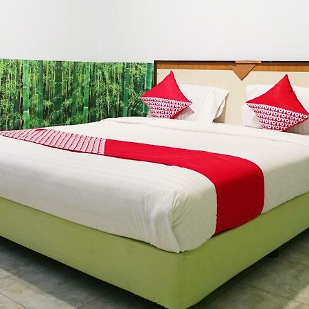 OYO 754 Nur Aziziah Guest House Syariah Balikpapan  Bagian luar foto
