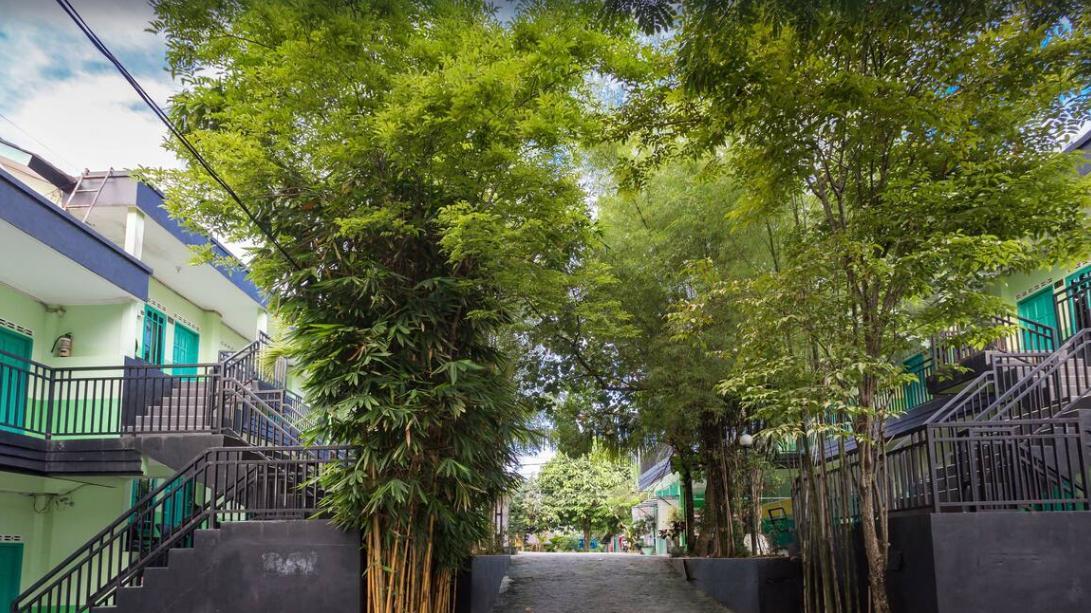 OYO 754 Nur Aziziah Guest House Syariah Balikpapan  Bagian luar foto