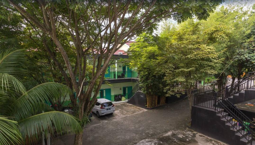 OYO 754 Nur Aziziah Guest House Syariah Balikpapan  Bagian luar foto