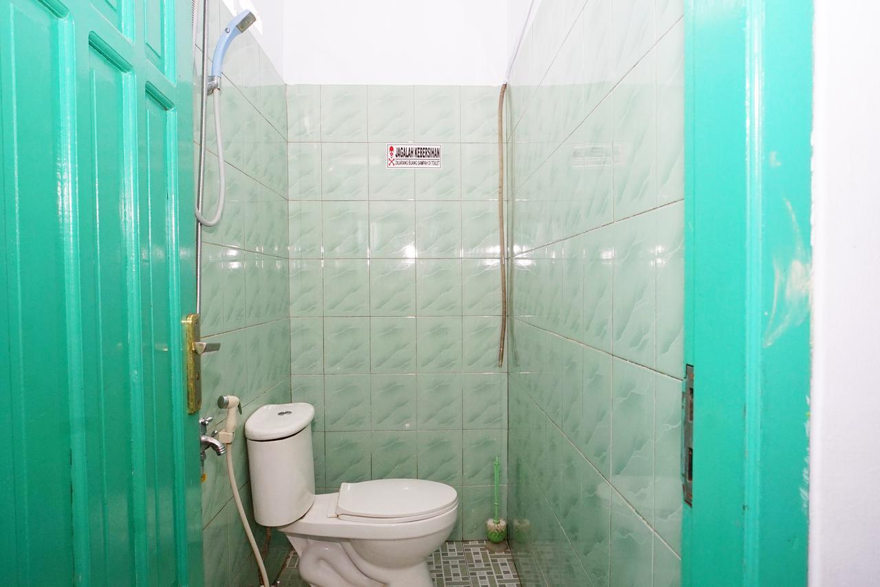 OYO 754 Nur Aziziah Guest House Syariah Balikpapan  Bagian luar foto
