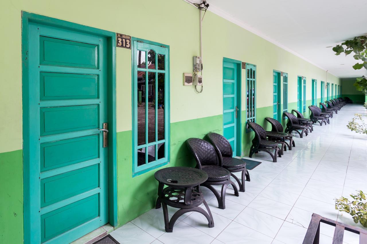 OYO 754 Nur Aziziah Guest House Syariah Balikpapan  Bagian luar foto