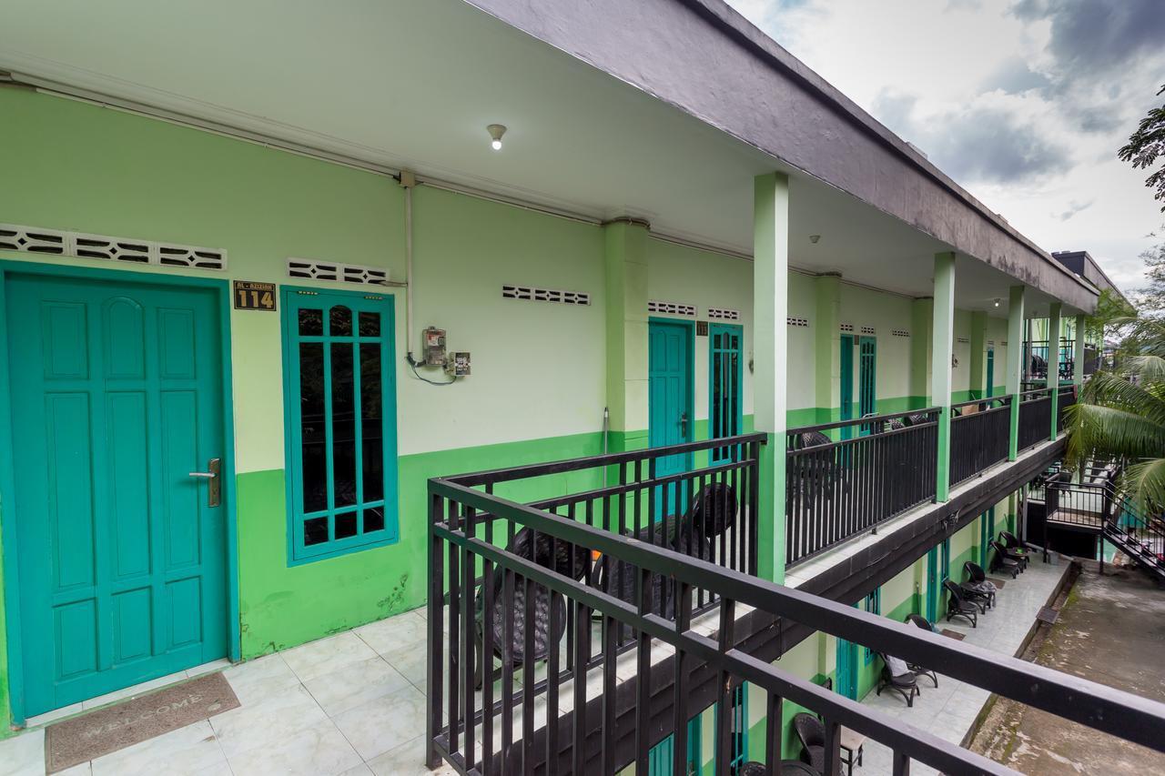 OYO 754 Nur Aziziah Guest House Syariah Balikpapan  Bagian luar foto