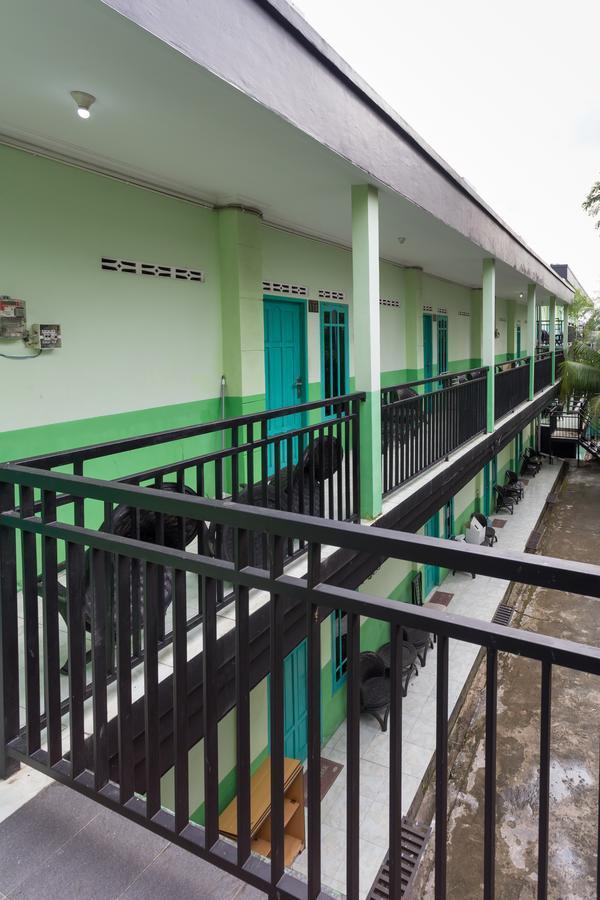 OYO 754 Nur Aziziah Guest House Syariah Balikpapan  Bagian luar foto