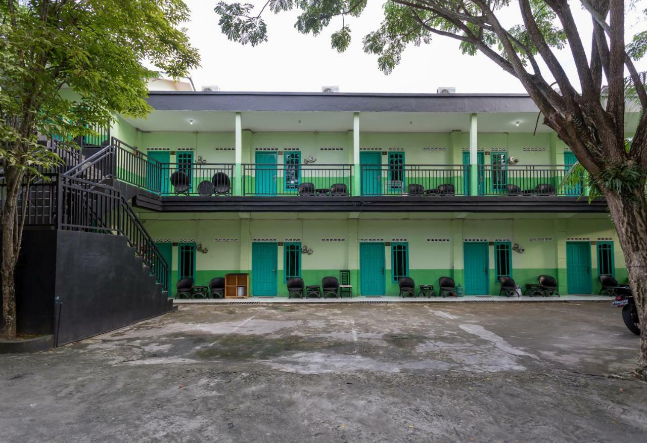 OYO 754 Nur Aziziah Guest House Syariah Balikpapan  Bagian luar foto