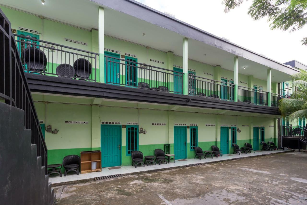 OYO 754 Nur Aziziah Guest House Syariah Balikpapan  Bagian luar foto