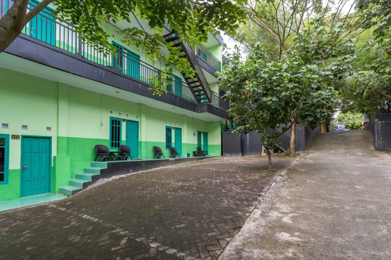 OYO 754 Nur Aziziah Guest House Syariah Balikpapan  Bagian luar foto