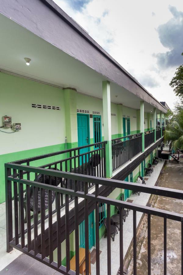 OYO 754 Nur Aziziah Guest House Syariah Balikpapan  Bagian luar foto