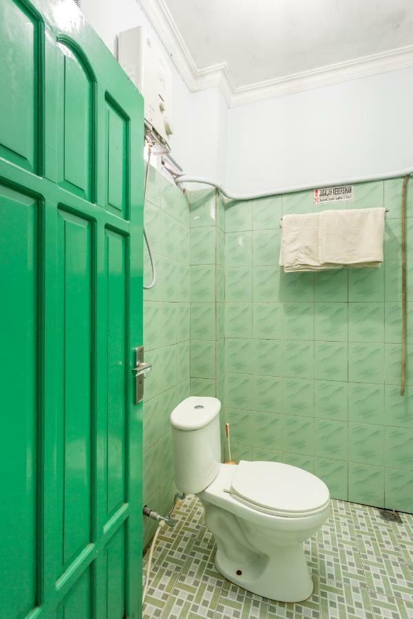 OYO 754 Nur Aziziah Guest House Syariah Balikpapan  Bagian luar foto