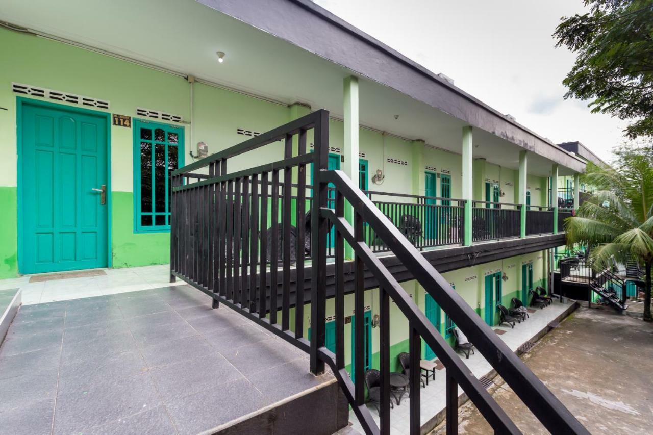 OYO 754 Nur Aziziah Guest House Syariah Balikpapan  Bagian luar foto
