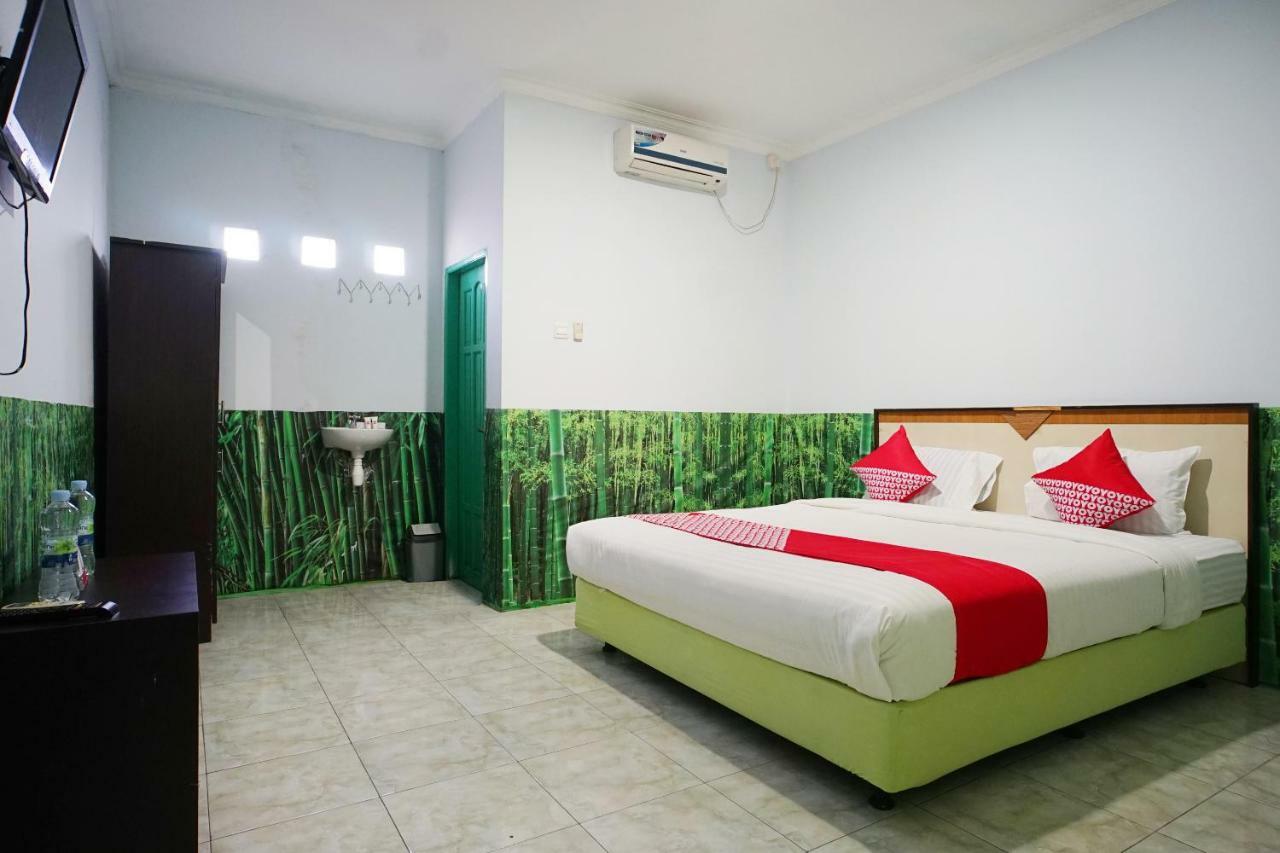 OYO 754 Nur Aziziah Guest House Syariah Balikpapan  Bagian luar foto